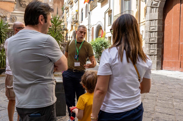 Cooperativa Le Nuvole. GIRO GIRO NAPOLI omaggia la storia della città.